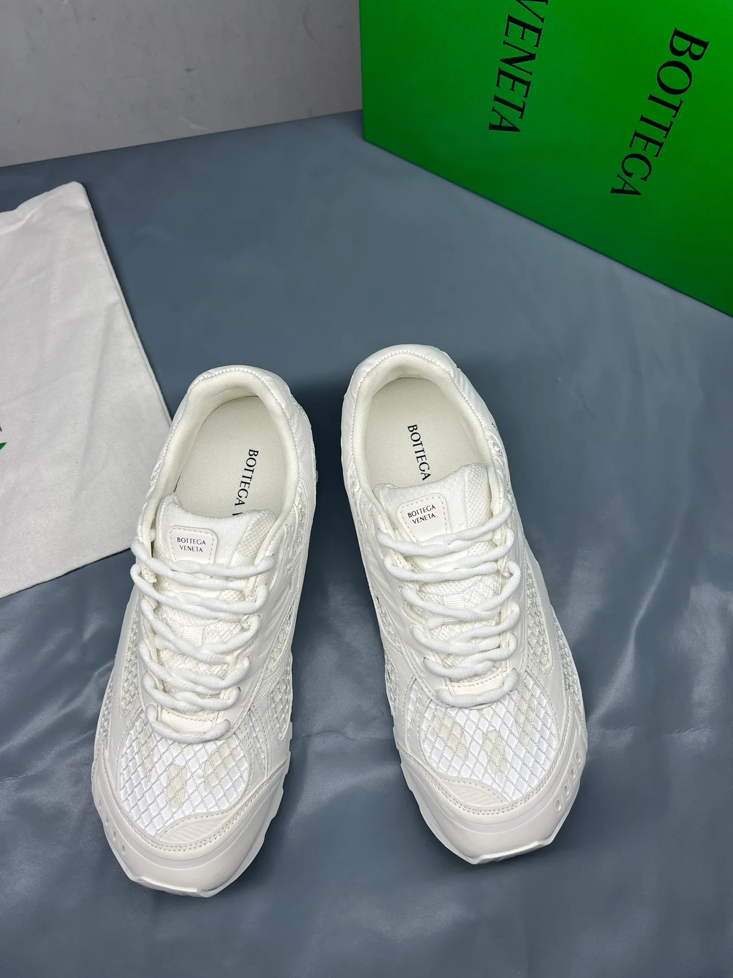 👟👟Ex-factory price 600👟👟 Men's size +10 Real photos 🔥🔥BV Orbit sneakers Wang Yibo's same style couple's dad shoes Runner sneakers, made of lightweight technical mesh fabric. Matched with geometric pattern designed rubber outsole, Wang Zha series high version. Look for the package technology. It is actually a lot taller, but the legs are still slim. Very nice, playable and durable. Matched to the standard💯 Package shoe technology. Look for the high version. The outsole is made of color-blocked TPU outsole. Women's model 35 36 37 38 39 40 41 42 (40 41 42 43 44 45 customized) (Customer logo can be accepted without refund or exchange at a favorable price) Equipped with original packaging